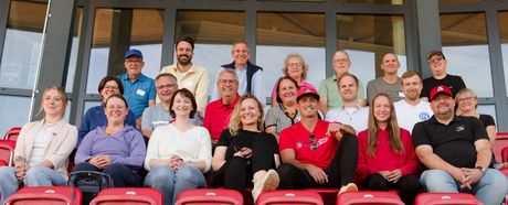 Gruppenfoto beim Besuch des Ministeriums für Landesentwicklung und Wohnen beim TV Cannstatt und den Stuttgart Reds auf dem Schnarrenberg.
