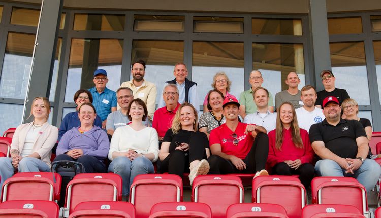 Gruppenfoto beim Besuch des Ministeriums für Landesentwicklung und Wohnen beim TV Cannstatt und den Stuttgart Reds auf dem Schnarrenberg.