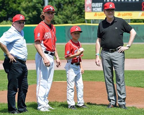 Dr. Stefan Kaufmann beim First Pitch im DB-Ballpark