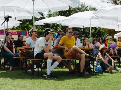 Zuschauer beim Bühnenprogramm