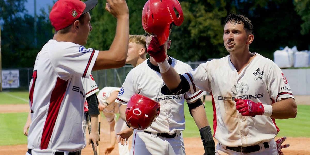 Stuttgart Reds Spieler-Trainer Austin Bull feiert während eines Heimspiels gegen die Gauting Indians im TVC Ballpark einen Punktgewinn.
