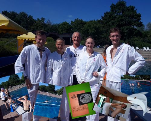 Schwimmlehrer der move frischen ihren Rettungsschwimmer auf