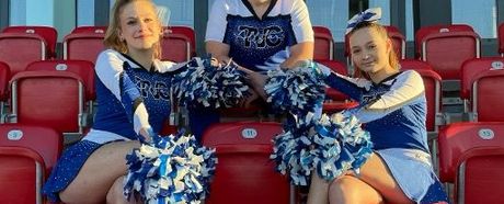 Cheerleader glänzen in neuer Uniform