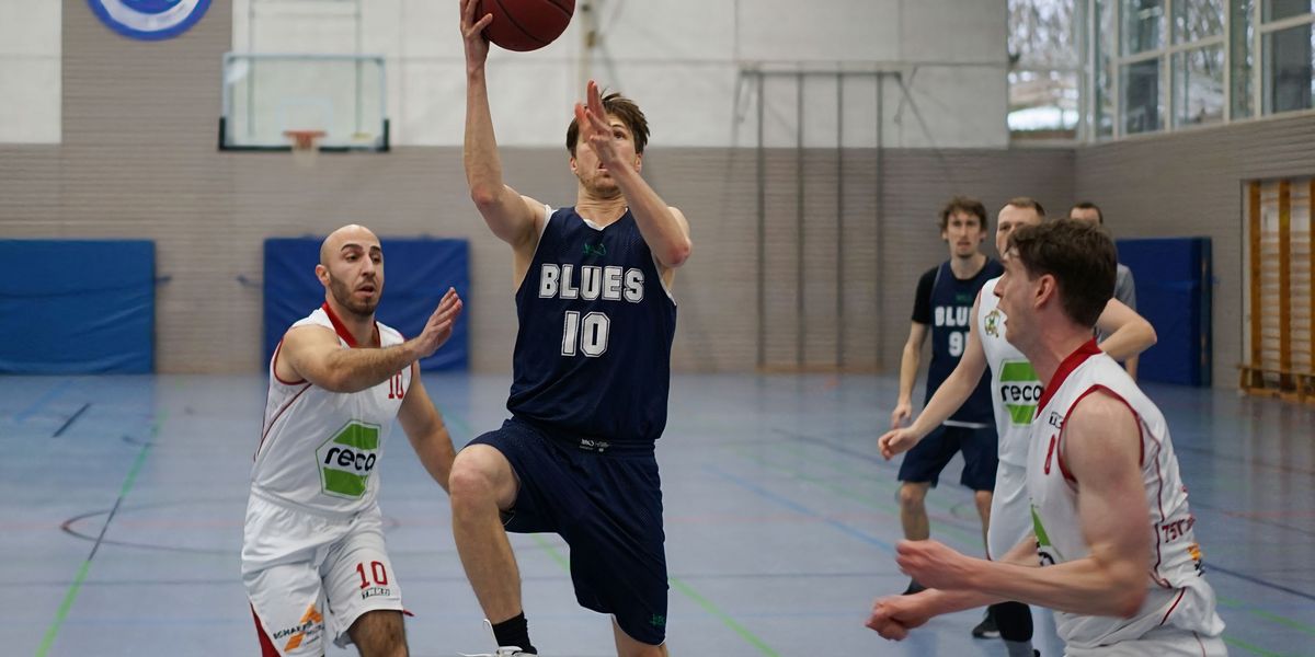 Basketballspieler des TV Canstatt während eines Spiels