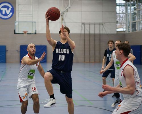 Basketballspieler des TV Canstatt während eines Spiels