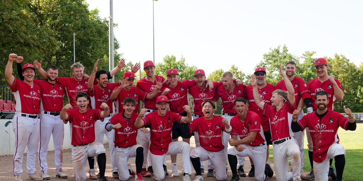 Mannschaftsfoto der Stuttgart Reds nach dem Einzug ins Playoff-Viertelfinale der Deutschen Baseball Liga.