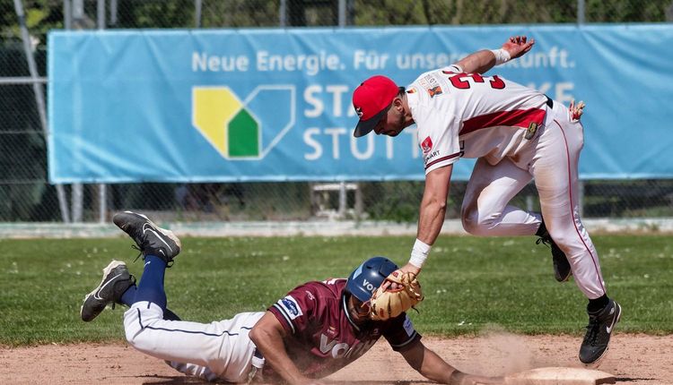 Mit spektakulären Defensivaktionen begeisterten die Reds ihre Fans beim Home Opener. Hier macht Second Baseman Austin Bull den Heidenheimer Runner an der 2. Base aus. (Foto: Iris Drobny)