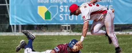 Mit spektakulären Defensivaktionen begeisterten die Reds ihre Fans beim Home Opener. Hier macht Second Baseman Austin Bull den Heidenheimer Runner an der 2. Base aus. (Foto: Iris Drobny)